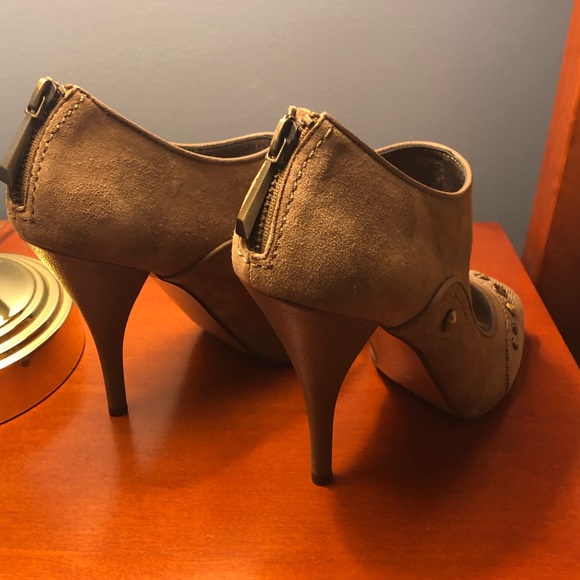 Joan & David. Leather suede. Tan heels. - Picture 6 of 6